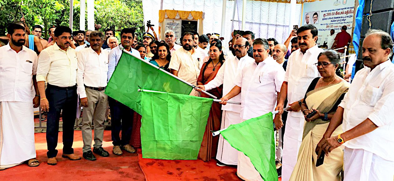 അരൂക്കുറ്റിയിൽ തമിഴ്‌നാട്‌ സർക്കാർ നിർമിക്കുന്ന ഇ വി രാമസ്വാമി  (തന്തൈ പെരിയാർ) സ്‌മാരക നിർമാണം   മന്ത്രി എ വി വേലു ഉദ്‌ഘാടനംചെയ്യുന്നു. മന്ത്രി സജി ചെറിയാൻ, തമിഴ്‌നാട്‌ മന്ത്രി എം പി സ്വാമിനാഥൻ, ദലീമ എംഎൽഎ എന്നിവർ സമീപം