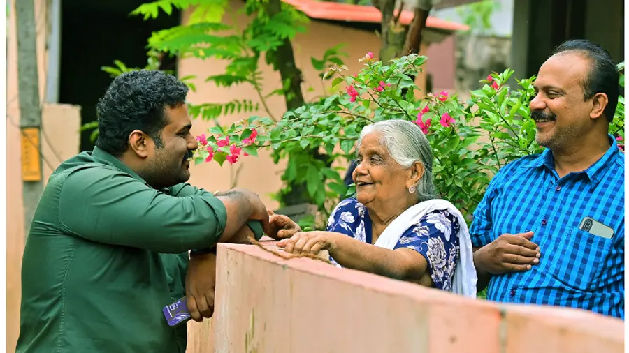 പേരൂർക്കട വാർഡിലെ എൽഡിഎഫ് സ്ഥാനാർഥി വിനീത് വി ജി ഇന്ദിരാ നഗറിൽ വോട്ട് അഭ്യർഥിച്ചെത്തിയപ്പോൾ