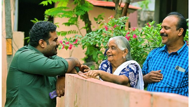 പേരൂർക്കട വാർഡിലെ എൽഡിഎഫ് സ്ഥാനാർഥി വിനീത് വി ജി ഇന്ദിരാ നഗറിൽ വോട്ട് അഭ്യർഥിച്ചെത്തിയപ്പോൾ