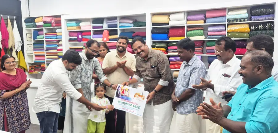 സിപിഐ എം അരൂക്കുറ്റി ലോക്കൽ കമ്മിറ്റിയുടെ പെരുന്നാൾക്കോടി പദ്ധതി ജില്ലാ സെക്രട്ടറിയറ്റംഗം മനു സി പുളിക്കൽ ഉദ്ഘാടനംചെയ്യുന്നു