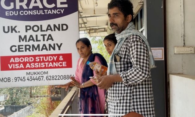 വിദേശത്ത് ജോലി വാഗ്ദാനം ചെയ്ത് പണം തട്ടിയ മുക്കത്തെ സ്ഥാപനത്തിന് മുന്നിൽ പെട്രോളുമായെത്തി ആത്മഹത്യാ ഭീഷണി മുഴക്കുന്ന യുവാവ്.  കബളിപ്പിക്കപ്പെട്ട കണ്ണൂർ സ്വദേശിനികൾ സമീപം