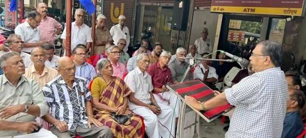 പിഎഫ് പെൻഷൻകാരുടെ സത്യഗ്രഹത്തിന്റെ രണ്ടാം ദിനം എഐടിയുസി  സംസ്ഥാന സെക്രട്ടറി കെ സി ജയപാലൻ ഉദ്ഘാടനം ചെയ്യുന്നു 