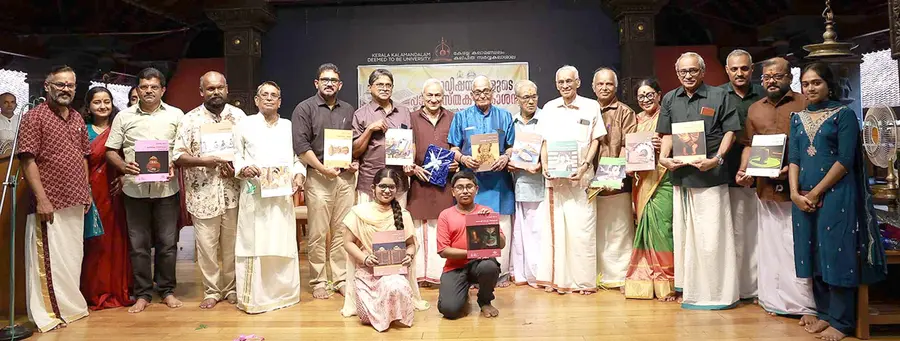 കലാമണ്ഡലം കലാ വിഷയങ്ങളുടെ പാഠപുസ്തകം കലാമണ്ഡലം ഗോപി പ്രകാശിപ്പിക്കുന്നു