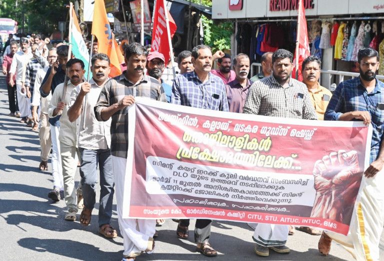 വെസ്റ്റ്ഹിൽ ഗുഡ്‌സ് ഷെഡ് തൊഴിലാളികൾ പ്രതിഷേധ പ്രകടനം നടത്തുന്നു