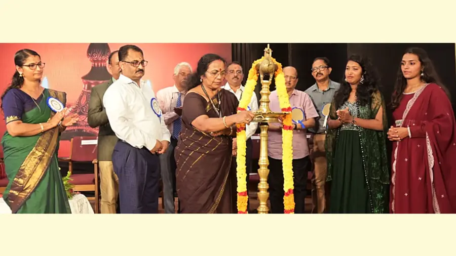 ഫാർമസിസ്റ്റ് ദിനാചരണം ആരോഗ്യ വകുപ്പ് ഡയറക്ടർ ഡോ. മീനാക്ഷി ഉദ്ഘാടനം ചെയ്യുന്നു