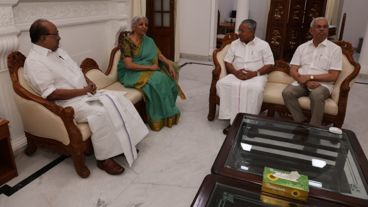 pinarayi and nirmala in kerala house