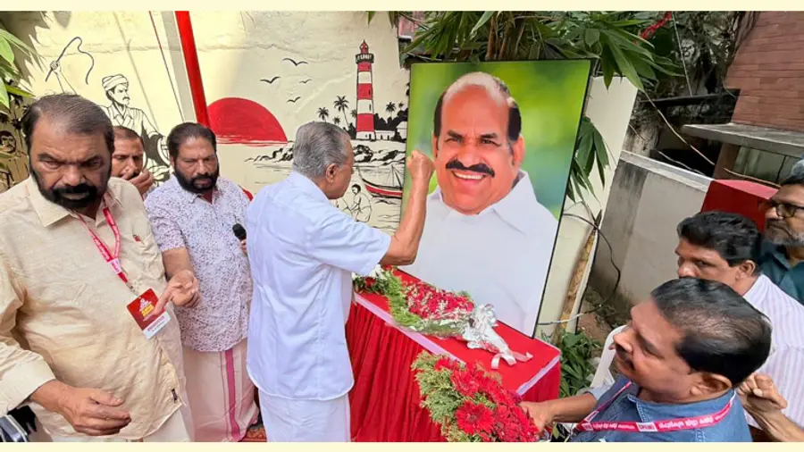 സിപിഐ എം പൊളിറ്റ്ബ്യൂറോ അംഗം പിണറായി വിജയൻ കോടിയേരി ബാലകൃഷ്ണന്റെ ചിത്രത്തിനു മുന്നിൽ  അഭിവാദ്യം ചെയ്യുന്നു. വി ശിവൻകുട്ടി, വി ജോയി എന്നിവർ സമീപം