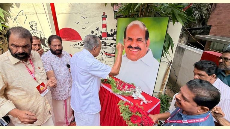സിപിഐ എം പൊളിറ്റ്ബ്യൂറോ അംഗം പിണറായി വിജയൻ കോടിയേരി ബാലകൃഷ്ണന്റെ ചിത്രത്തിനു മുന്നിൽ  അഭിവാദ്യം ചെയ്യുന്നു. വി ശിവൻകുട്ടി, വി ജോയി എന്നിവർ സമീപം