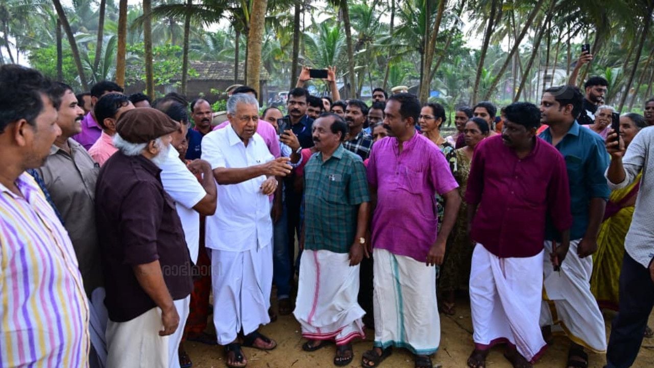 pinarayi vijayan Visits Mavilakkadappuram 2.jpg