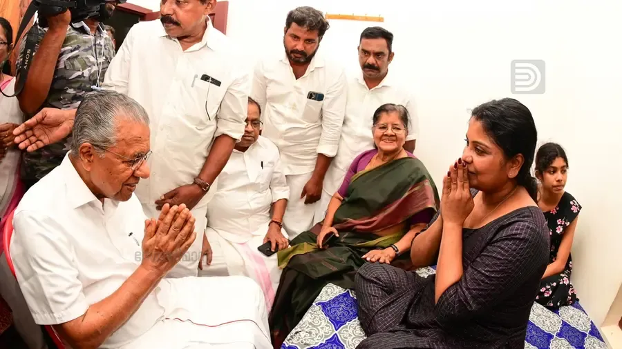 pinarayi vijayan at reshmas house