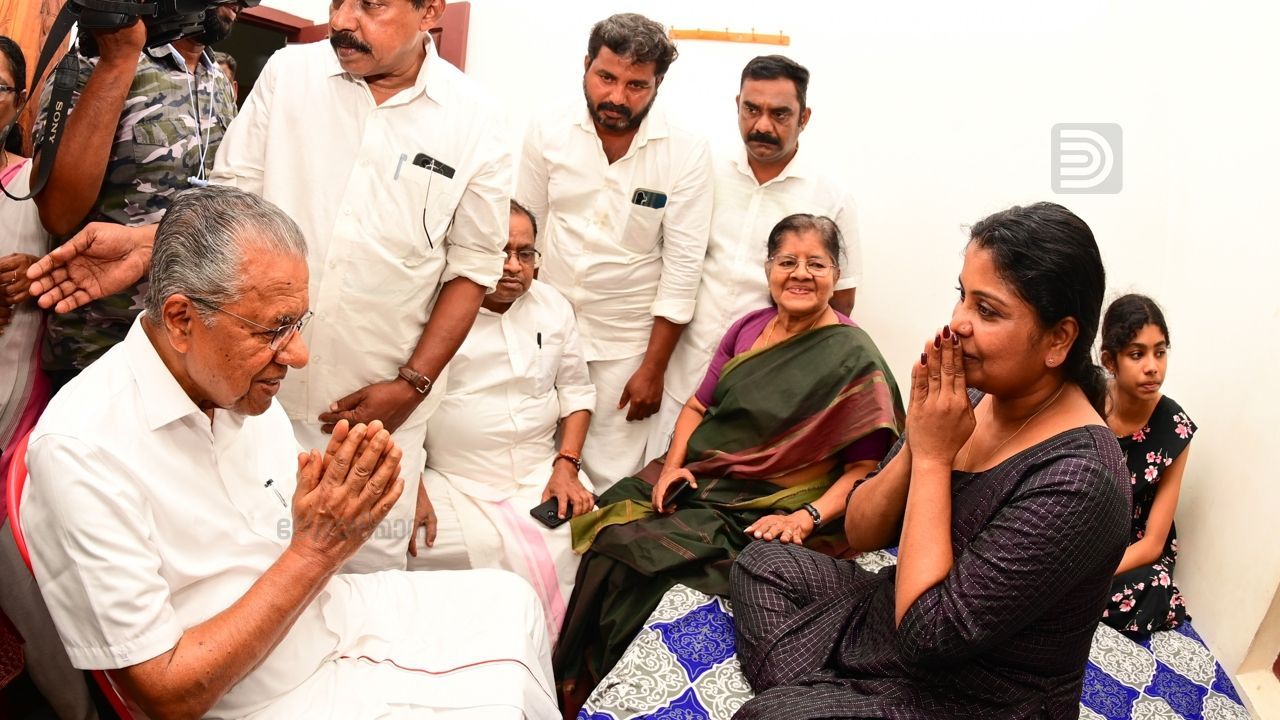 pinarayi vijayan at reshmas house