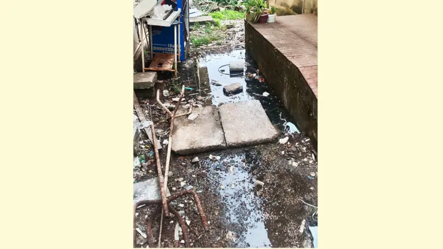 മെഡിക്കൽ കോളേജ് ആശുപത്രി  മോർച്ചറി ഗേറ്റിനു സമീപത്ത് മാലിന്യത്തിനൊപ്പം കുടിവെള്ള പൈപ്പ് പൊട്ടിയൊഴികിയപ്പോള്‍