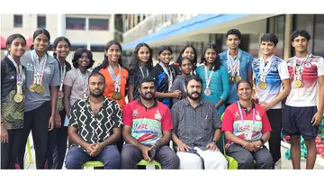 നീന്തലിൽ മെഡൽ നേടിയവർ കോച്ച് ലിജുവിനും സ്വിമ്മിങ് അഡ്മിനിസ്ട്രേറ്റർ കെ എസ് ഷാജുവിനുമൊപ്പം