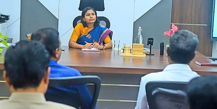  കലക്‌ടറുടെ ചേംബറിൽ ചേർന്ന യോഗത്തിൽ കലക്ടർ ജി പ്രിയങ്ക സംസാരിക്കുന്നു