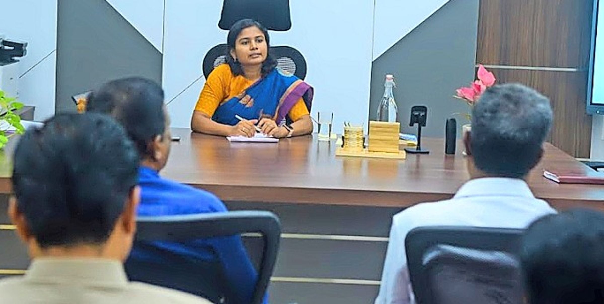  കലക്‌ടറുടെ ചേംബറിൽ ചേർന്ന യോഗത്തിൽ കലക്ടർ ജി പ്രിയങ്ക സംസാരിക്കുന്നു