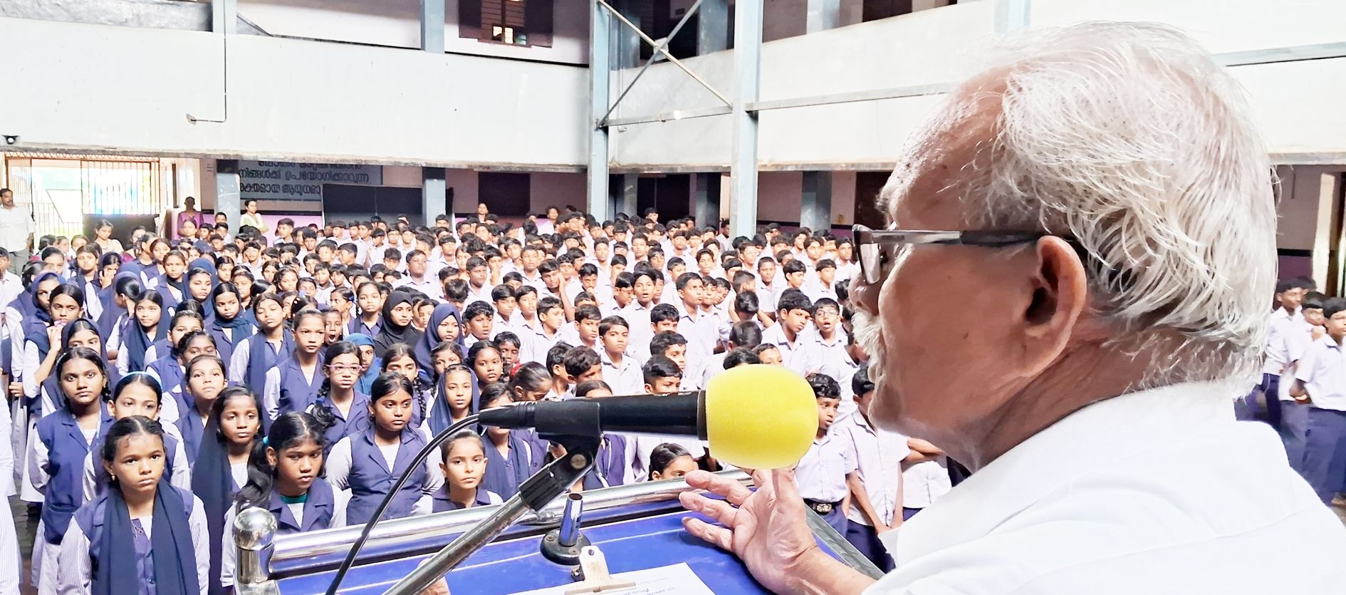 റാബീസ് പ്രതിരോധ അസംബ്ലി ജില്ലാ ഉദ്‌ഘാടനം ബിഗ്‌ബസാർ ഗവ. എച്ച്എസ്എസിൽ ജില്ലാ പഞ്ചായത്ത് വൈസ് പ്രസിഡന്റ്‌  സി കെ ചാമുണ്ണി നിർവഹിക്കുന്നു
