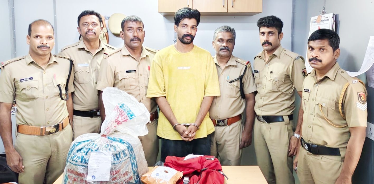 വാളയാറിൽ കഞ്ചാവുമായി പിടിയിലായ അരുണുമായി എക്സെെസ് ഉദ്യോഗസ്ഥർ