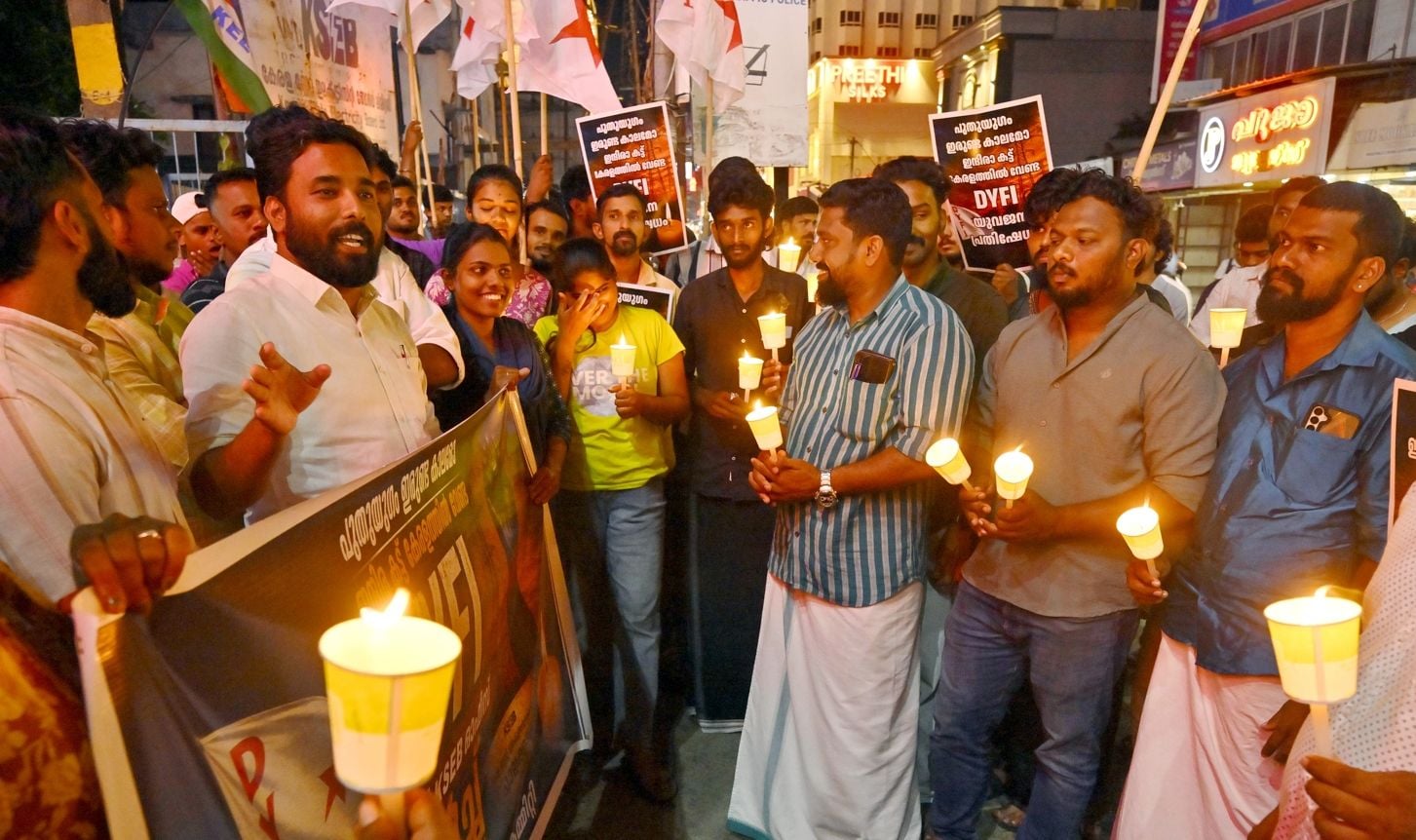 പവർകട്ട് ഏർപ്പെടുത്തിയ സംസ്ഥാന സർക്കാരിന്റെ ജനദ്രോഹ നടപടിക്കെതിരെ ഡിവൈഎഫ്‌ഐ പാലക്കാട്‌ കെഎസ്‌ഇബി ഓഫീസിനുമുന്നിൽ നടത്തിയ പ്രതിഷേധം ജില്ലാ സെക്രട്ടറി ആർ ജയദേവൻ ഉദ്‌ഘാടനം ചെയ്യുന്നു