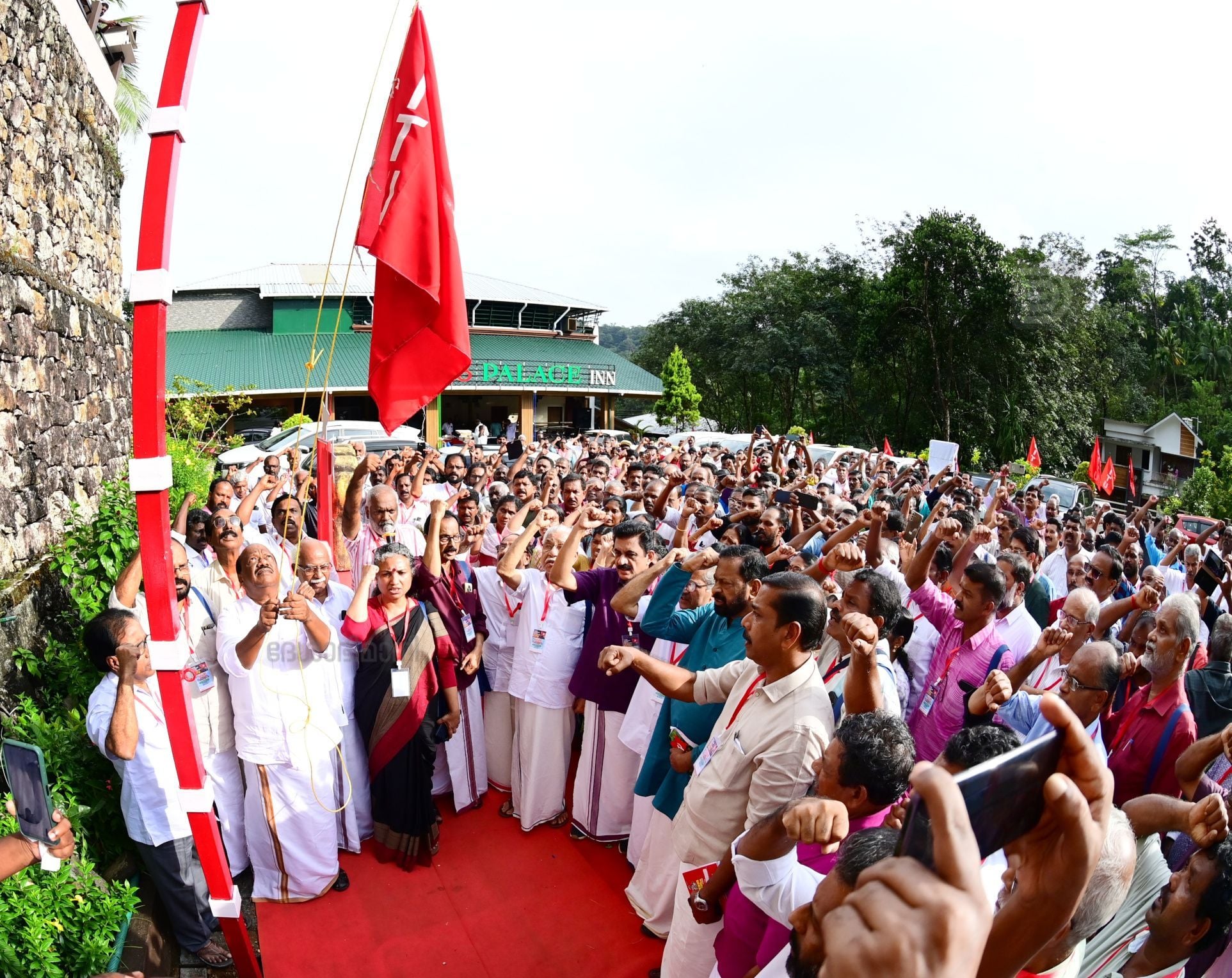 കേരള പ്ലാന്റേഷൻ ലേബർ ഫെഡറേഷൻ (സിഐടിയു) സംസ്ഥാന സമ്മേളനത്തിന് തുടക്കം കുറിച്ച് സംസ്ഥാന പ്രസിഡന്റ് എസ് ജയമോഹൻ പതാക ഉയർത്തുന്നു