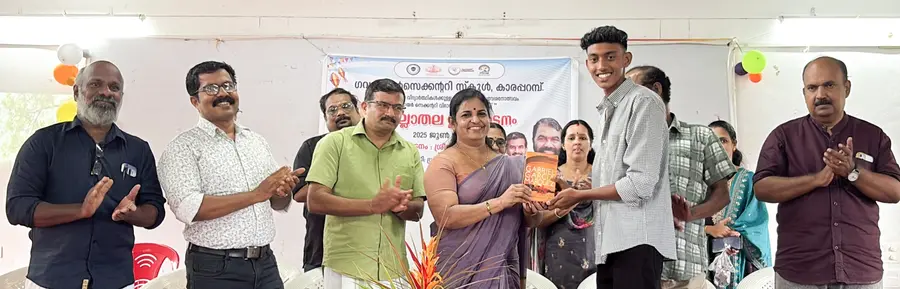 പ്ലസ് വൺ പ്രവേശനോത്സവത്തിന്റെ ജില്ലാതല ഉദ്ഘാടന ചടങ്ങിൽ ജില്ലാ പഞ്ചായത്ത് പ്രസിഡന്റ് ഷീജ ശശി വിദ്യാർഥികൾക്ക് പുസ്തകം സമ്മാനിച്ചപ്പോൾ