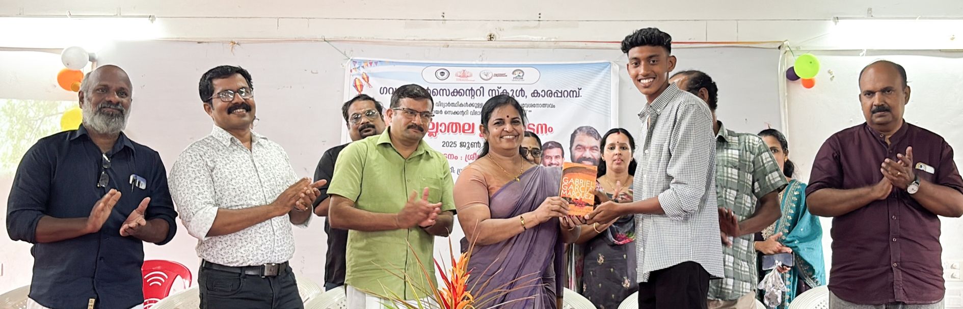 പ്ലസ് വൺ പ്രവേശനോത്സവത്തിന്റെ ജില്ലാതല ഉദ്‌ഘാടന ചടങ്ങിൽ ജില്ലാ പഞ്ചായത്ത്  പ്രസിഡന്റ് ഷീജ ശശി വിദ്യാർഥികൾക്ക് പുസ്തകം സമ്മാനിച്ചപ്പോൾ