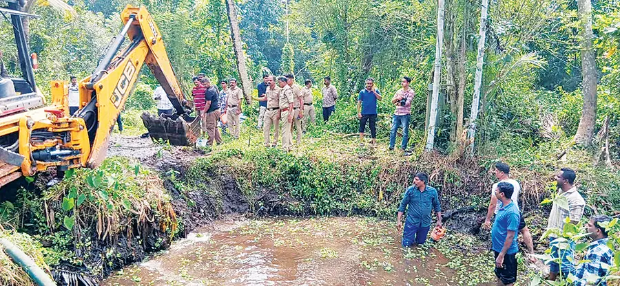 ഐഷ വധക്കേസ് പ്രതി സെബാസ്റ്റ്യന്റെ വീട്ടുവളപ്പിലെ കുളം പൊലീസ് പരിശോധിക്കുന്നു