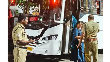 പൊലീസെത്തി വിദ്യാർഥികളെയും അധ്യാപികമാരെയും റെയിൽവേ സ്റ്റേഷനിൽ എത്തിക്കാനായി ബസിലേക്ക്‌ കയറ്റുന്നു