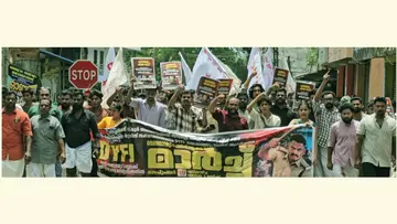 പൊലീസ്‌ സ്കൂളിൽ കയറി വിദ്യാർഥികളെ ആക്രമിച്ചതിൽ പ്രതിഷേധിച്ച് ഡിവൈഎഫ്ഐ നടത്തിയ പൊലീസ് സ്റ്റേഷൻ മാർച്ച് 