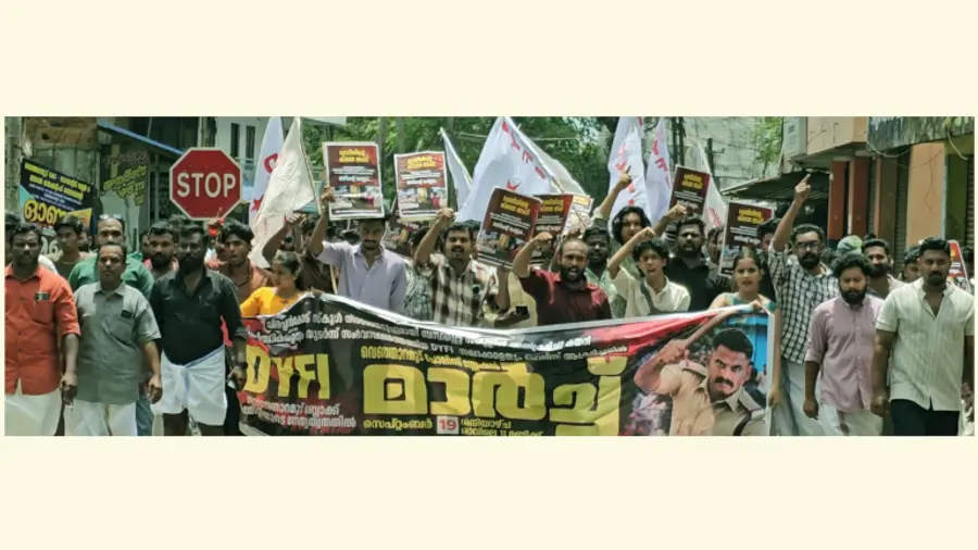 പൊലീസ് സ്കൂളിൽ കയറി വിദ്യാർഥികളെ ആക്രമിച്ചതിൽ പ്രതിഷേധിച്ച് ഡിവൈഎഫ്ഐ നടത്തിയ പൊലീസ് സ്റ്റേഷൻ മാർച്ച്