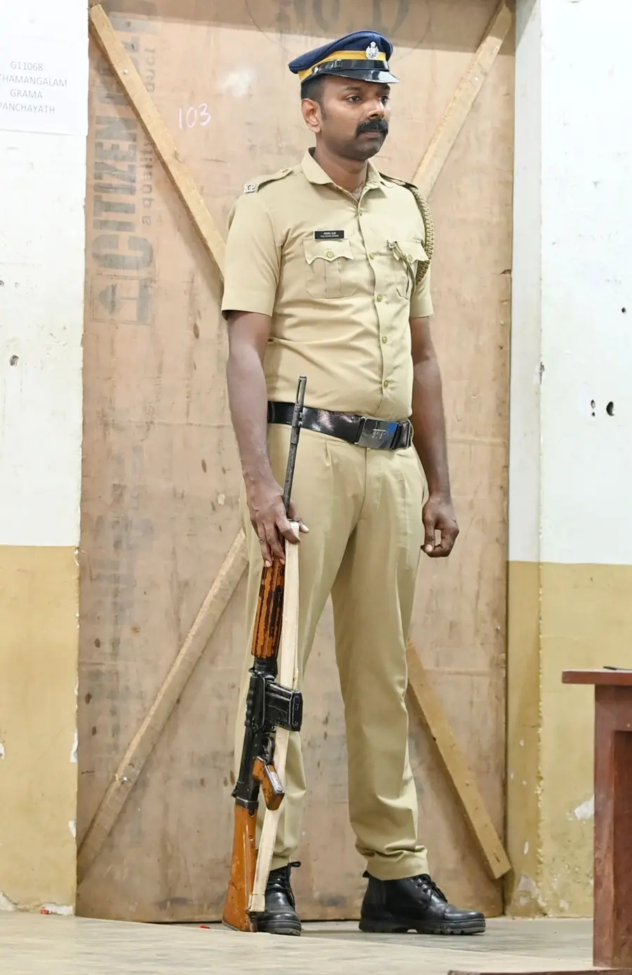 വോട്ടിങ് യന്ത്രങ്ങൾ സൂക്ഷിച്ച നടക്കാവ് ക്രിസ്ത്യൻ കോളേജിലെ  സ്‌ട്രോങ് റൂമിനു മുന്നിൽ കാവൽ നിൽക്കുന്ന പൊലീസ് 