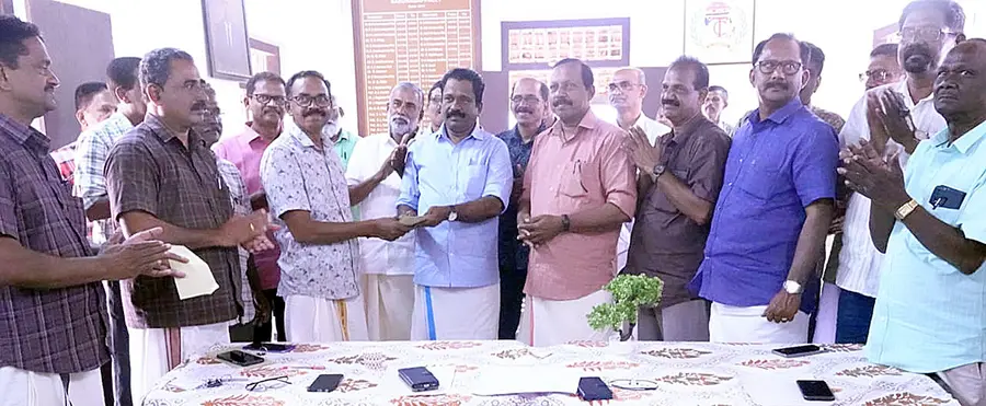 തദ്ദേശ തെരഞ്ഞെടുപ്പിൽ മത്സരിക്കുന്ന കേരള പൊലീസ് പെൻഷനേഴ്സ് അസോസിയേഷൻ അംഗങ്ങൾക്ക്  ജില്ലാ കമ്മിറ്റി നൽകുന്ന കെട്ടിവയ്ക്കാനുള്ള തുക സംസ്ഥാന സെക്രട്ടറി കെ രാജൻ കൈമാറുന്നു 