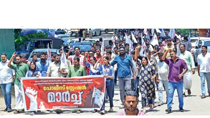വിദ്യാർഥികളുടെയും അധ്യാപകരുടെയും ദൃശ്യങ്ങൾ മോർഫ് ചെയ്ത് അശ്ലീലവീഡിയോ നിർമിച്ച കേസിലെ കുറ്റവാളികളെ സർക്കാർ സംരക്ഷിക്കുന്നതിൽ  പ്രതിഷേധിച്ച് ഡിവൈഎഫ്ഐ, -എസ്എഫ്ഐ നേതൃത്വത്തിൽ തിങ്കളാഴ്‌ച തൃക്കാക്കര പൊലീസ് സ്‌റ്റേഷനിലേക്ക് നടത്തിയ  മാർച്ച് 