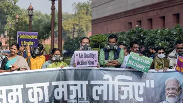 Delhi Air Pollution protest in parliament