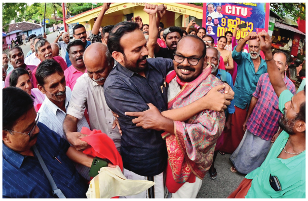 പല്ലശന ഡിവിഷനിൽനിന്ന് വിജയിച്ച എൽഡിഎഫ് സ്ഥാനാർഥി വി പൊന്നുക്കുട്ടന് പല്ലാവൂർ ജങ്ഷനിൽ നൽകിയ  സ്വീകരണത്തിൽ ആലത്തൂർ എംഎൽഎ ടി എം ശശി ആശ്ലേഷിക്കുന്നു
