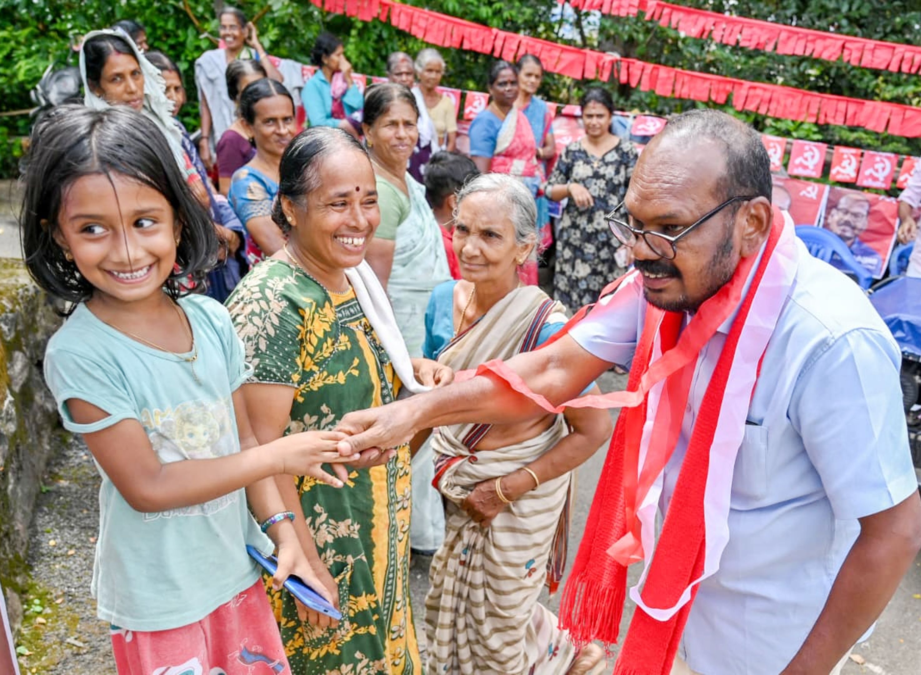 ജില്ലാ പഞ്ചായത്ത്‌ പല്ലശന ഡിവിഷൻ എൽഡിഎഫ്‌ സ്ഥാനാർഥി വി പൊന്നുക്കുട്ടൻ പല്ലശന പൂളപ്പറമ്പിൽ വോട്ടഭ്യർഥിക്കുന്നു