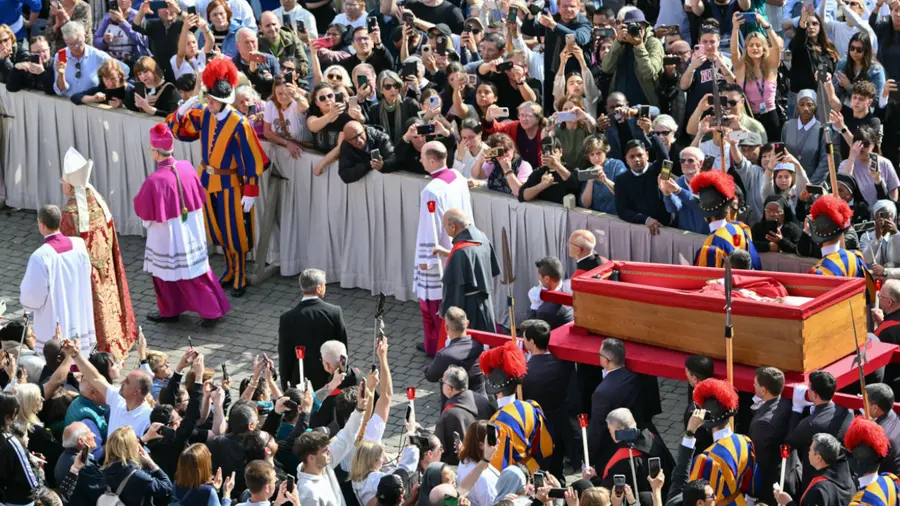 pope open coffin