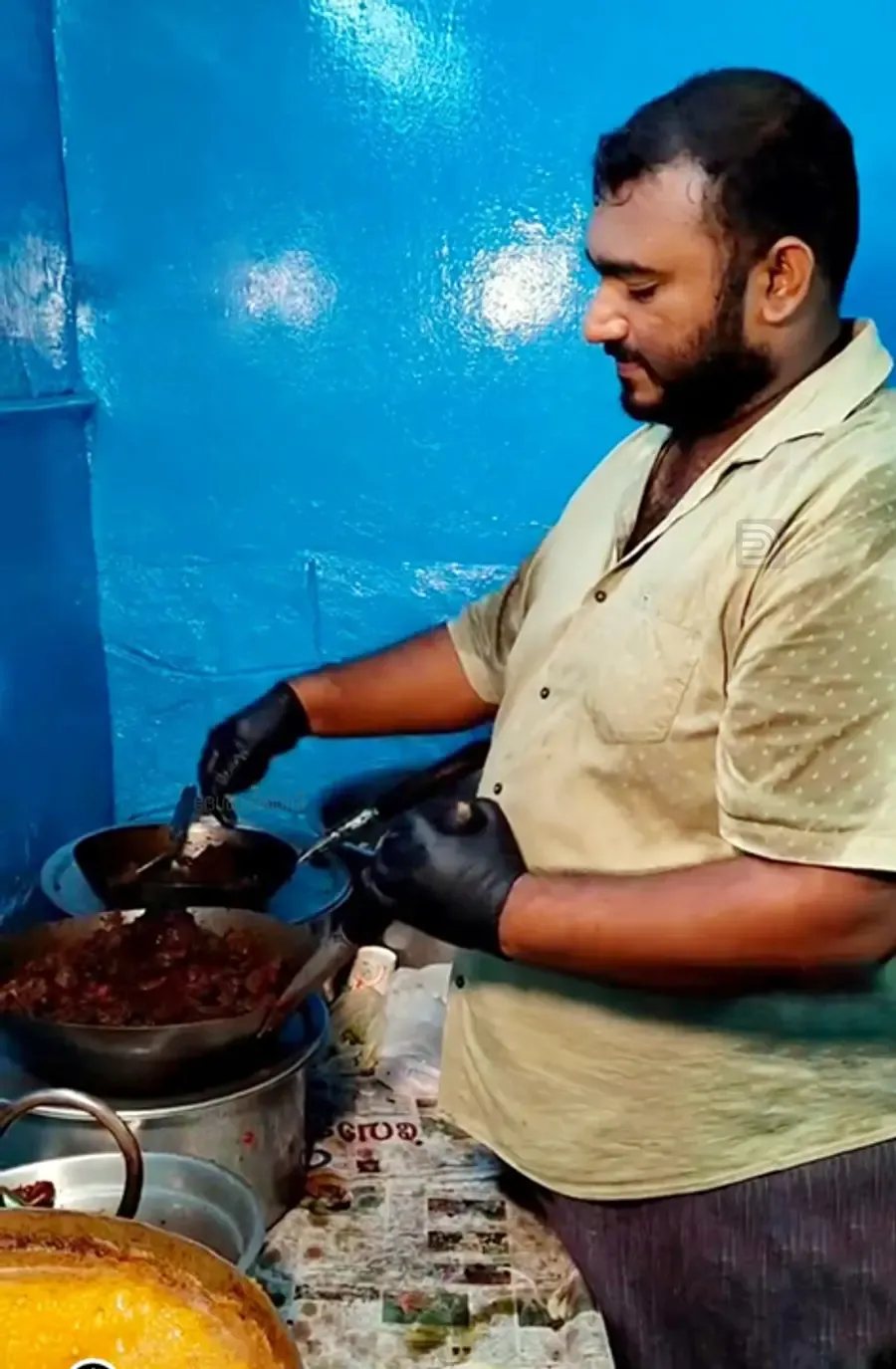 ഉണ്ണിക്കുട്ടൻ ഭക്ഷണം തയ്യാറാക്കുന്നു