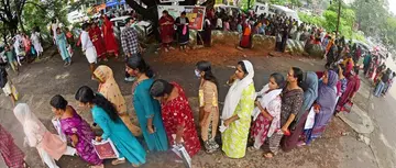 ഡിവൈഎഫ്ഐയുടെ ഹൃദയപൂർവം  പൊതിച്ചോർ വാങ്ങുന്ന മെഡിക്കൽ കോളേജിലെ രോഗികളുടെ കൂട്ടിരിപ്പുകാരുടെ നീണ്ടനിര 