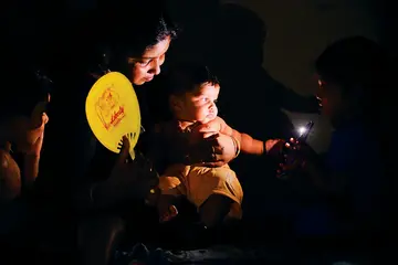 ഇരുട്ടിലാകുന്ന കുരുന്ന് സ്വപ്നങ്ങൾ… മണിക്കൂറുകൾ നീളുന്ന വെെദ്യുതി മുടക്കം സാധാരണക്കാരുടെ ജീവിതം താറുമാറാക്കുന്നു. കഠിനമായ ചൂടിൽനിന്ന് ആശ്വാസമേകാൻ മൂന്നു മാസം പ്രായമുള്ള കുഞ്ഞിന് വീശിക്കൊടുക്കുന്ന അമ്മ. ആലപ്പുഴ പാലസ് വാർഡിൽനിന്ന് ഫോട്ടോ: ജിഷ്ണു പൊന്നപ്പൻ