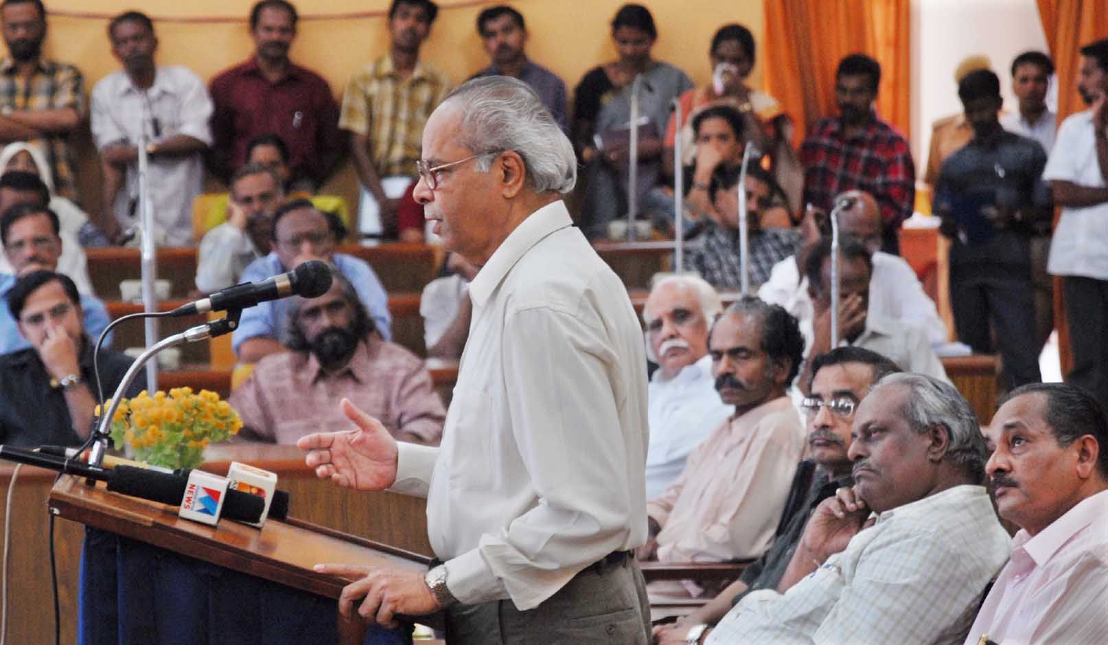 കെ എൻ പണിക്കർ സാംസ്‌കാരിക പ്രവർത്തകരോട്‌ സംവദിക്കുന്നു