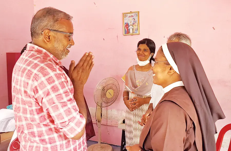 ചേർത്തല മണ്ഡലം എൽഡിഎഫ് സ്ഥാനാർഥി പി പ്രസാദ് വോട്ടർമാരെ കാണുന്നു