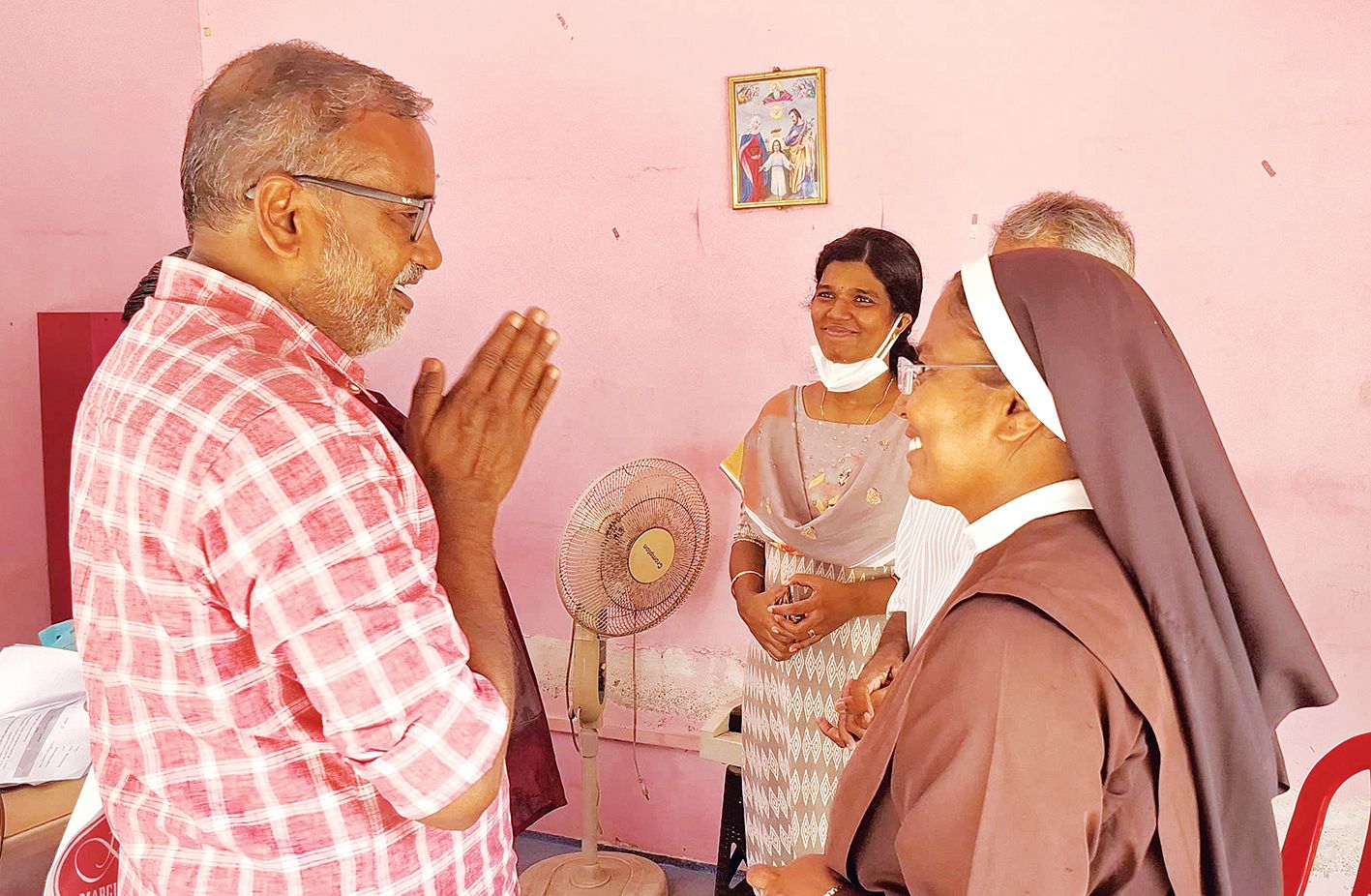 ചേർത്തല മണ്ഡലം എൽഡിഎഫ്‌ സ്ഥാനാർഥി പി പ്രസാദ്‌ വോട്ടർമാരെ കാണുന്നു