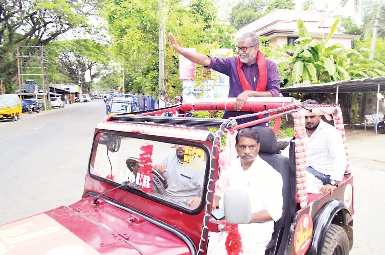 ജയപ്രഖ്യാപനത്തിന്‌ പിന്നാലെ ചേർത്തല മണ്ഡലം എൽഡിഎഫ്‌ സ്ഥാനാർഥി പി പ്രസാദ്‌ നഗരത്തിൽ തുറന്ന വാഹനത്തിൽ സഞ്ചരിച്ച്‌ വോട്ടർമാർക്ക്‌ അഭിവാദ്യം അർപ്പിക്കുന്നു 