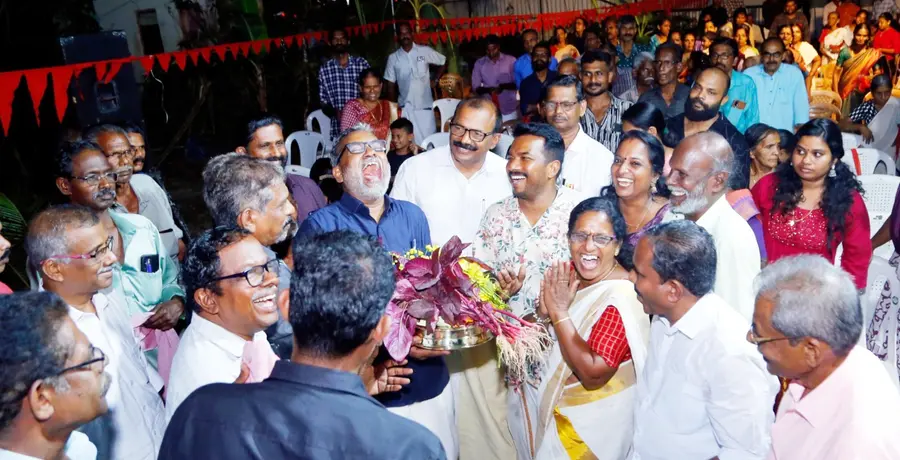 ചേർത്തല മണ്ഡലം എൽഡിഎഫ്‌ സ്ഥാനാർഥി പി പ്രസാദിന്‌ കഞ്ഞിക്കുഴി ചെറുവാരണം മേഖലയിൽ ബുധൻ രാത്രി നൽകിയ സ്വീകരണം
