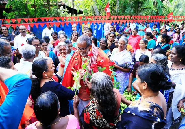 ചേർത്തല മണ്ഡലം എൽഡിഎഫ് സ്ഥാനാർഥി പി പ്രസാദിന് മരുത്തോർവട്ടം ചേന്നോത്തുമഠത്തിന് സമീപം നൽകിയ സ്വീകരണം
