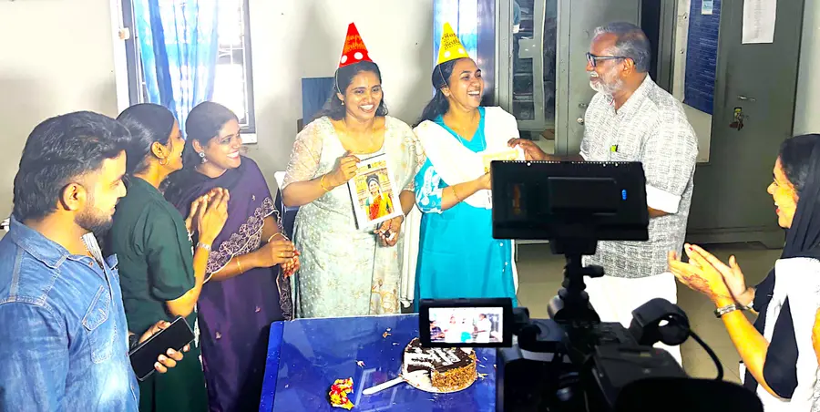 ചേർത്തല സെന്റ് മൈക്കിൾസ് കോളേജിലെത്തിയ എൽഡിഎഫ് സ്ഥാനാർഥി പ്രസാദ് വിദ്യാർഥികളുമായി സൗഹൃദം പങ്കിടുന്നു