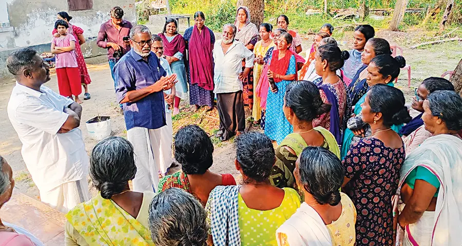 ചേർത്തല മണ്ഡലം എൽഡിഎഫ് സ്ഥാനാർഥി പി പ്രസാദ് വയലാർ മേഖലയിൽ വോട്ടർമാരോട് സംസാരിക്കുന്നു