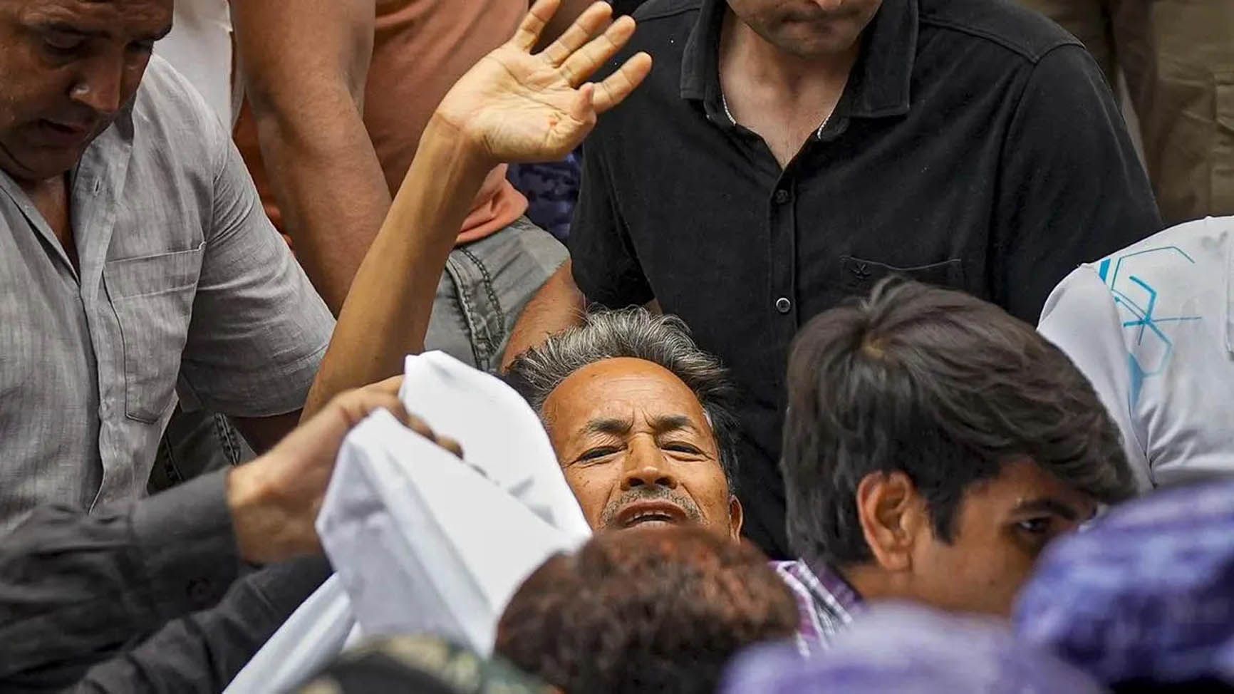സോനം വാങ്‌ചുക്കിനെ സമരപ്പന്തലിൽനിന്ന്‌ അറസ്‌റ്റ്‌ചെയ്‌ത്‌ നീക്കുന്നു                                                                      കടപ്പാട്‌: ഗൂഗിൾ