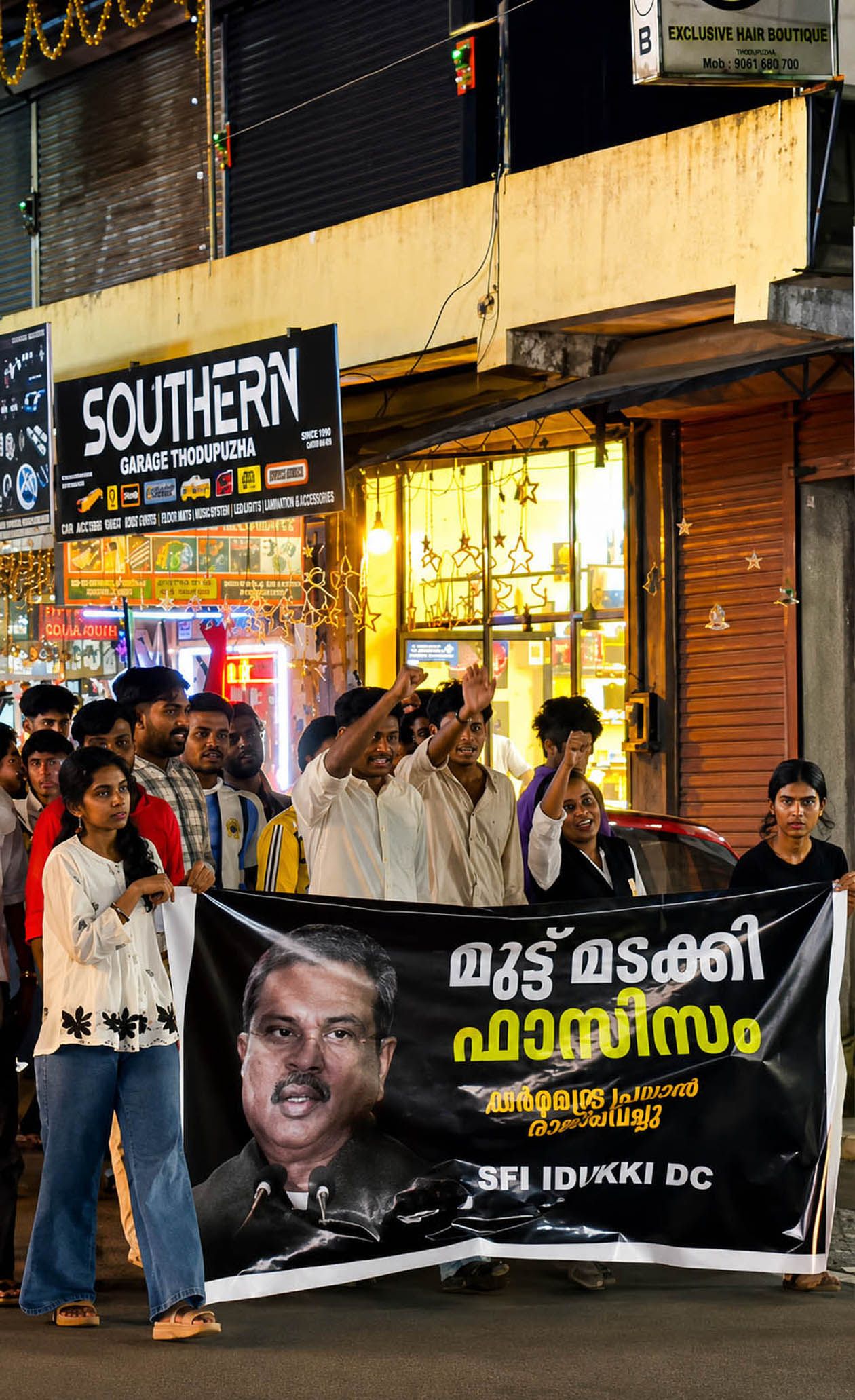 ധർമേന്ദ്ര പ്രധാന്റെ രാജിക്കുശേഷം കേരളത്തിൽ നടന്ന ആഹ്ലാദപ്രകടനങ്ങളിൽ ഒന്ന്‌