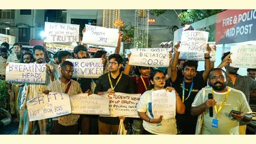 എസ്ആർഎഫ്ടിഐ വിദ്യാർഥികൾക്കുനേരെ ആർഎസ്എസുകാർ നടത്തിയ ആക്രമണത്തിനെതിരെ ഹ്രസ്വ ചലച്ചിത്രമേള
വേദിയിൽ ഡെലിഗേറ്റുകൾ പ്രതിഷേധിച്ചപ്പോൾ